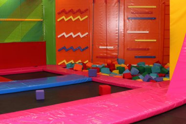 Trambolin, çocuk oyun odasında tırmanma duvarı, eğlence merkezi.