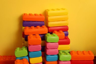 Oyun alanındaki renk oluşturucu bloklar, bir eğlence merkezi