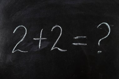 Bir okul tahtasındaki çözülmemiş matematik örneği