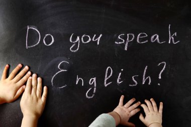 İngilizce biliyor musun? Tahtaya tebeşirle ve çocuk eliyle yazılmış. Yabancı dilleri erken öğrenme kavramı