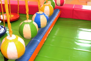 Yumuşak toplar, salıncakta salıncak