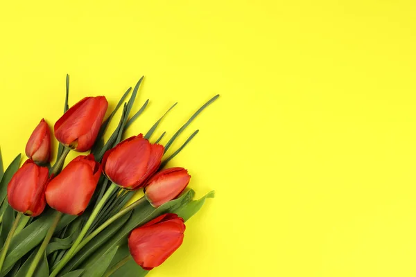 Hermoso Ramo Tulipanes Rojos Sobre Fondo Amarillo Espacio Para Texto — Foto de Stock