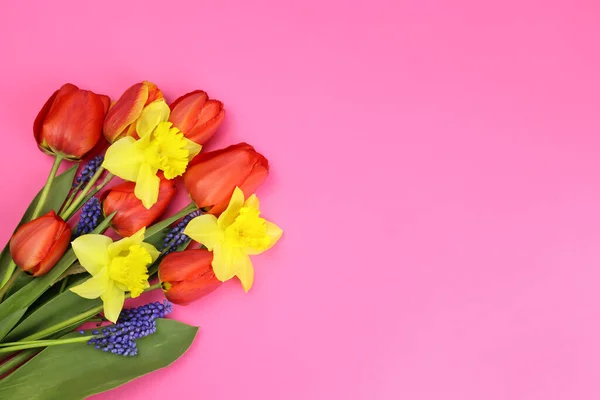 Ramo Flores Primavera Sobre Fondo Rosa — Foto de Stock