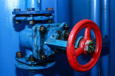 Gaz kazanında valfleri olan boru hattı endüstriyel ve konut tesislerinin ısıtılması