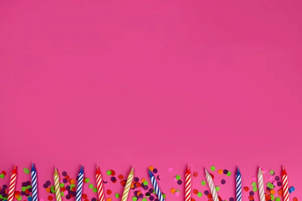 Linha Velas Aniversário Coloridas Fundo Rosa Festa Celebração — Fotografia de Stock