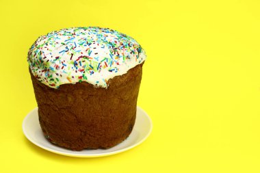 Sarı arka planda renkli pudra ile Paskalya pastası