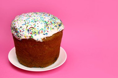 Pembe arka planda renkli pudra ile Paskalya pastası