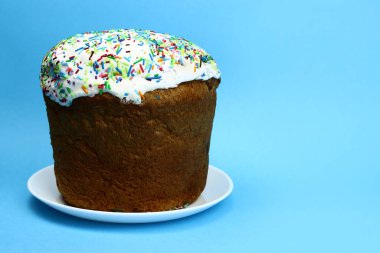 Mavi arka planda renkli pudra ile Paskalya pastası