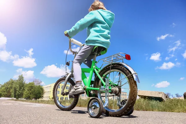 Маленька Дівчинка Катається Велосипеді Відкритому Повітрі Фоні Блакитного Неба Здоровий — стокове фото