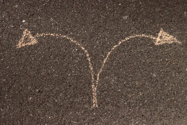 Wahl Eines Weges Mit Pfeilkreide Auf Asphalt — Stockfoto