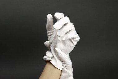 Kadın deriyi nemlendirmek için beyaz pamuk eldivenler giyer.