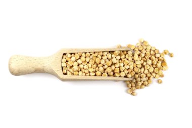 Beyaz arka planda izole edilmiş tahtadan kepçe bezelyeler.