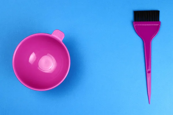 Kit Tinte Para Cabello Cuenco Plástico Rosa Cepillo Sobre Fondo — Foto de Stock