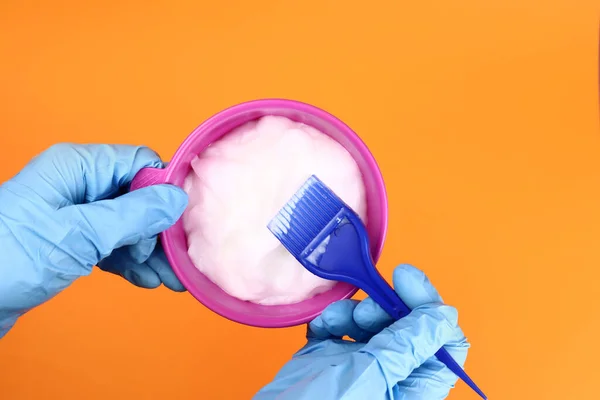 Estilista Guante Mezcla Tinte Para Cabello Tazón Plástico Concepto Coloración — Foto de Stock
