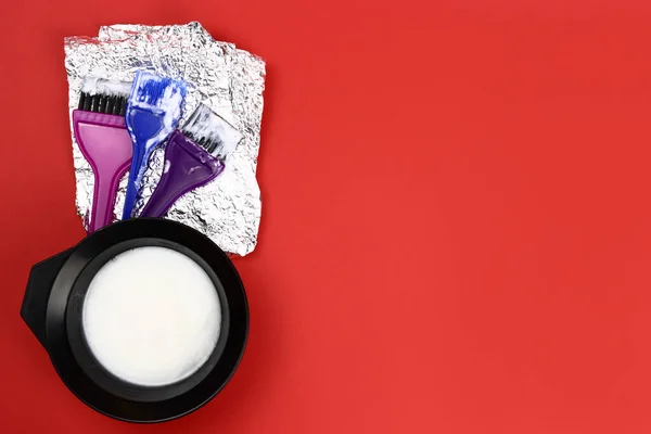 Cuenco Con Tinte Kit Coloración Del Cabello Sobre Fondo Rojo — Foto de Stock