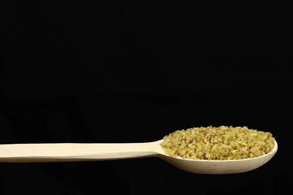 Bulgur Weizenkorn Holzlöffel Auf Schwarzem Hintergrund Vegane Gesunde Ernährung — Stockfoto