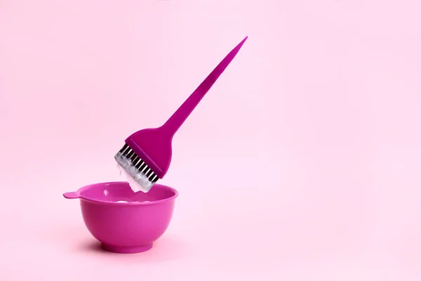 Brush Levitating Plastic Bowl Hair Dye Pink Background — Stock Photo, Image