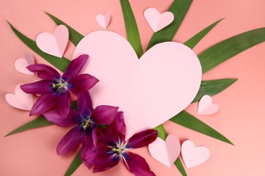 Aşk, düğün kalp şeklinde çiçekler, yapraklar ve kağıtlardan oluşur.