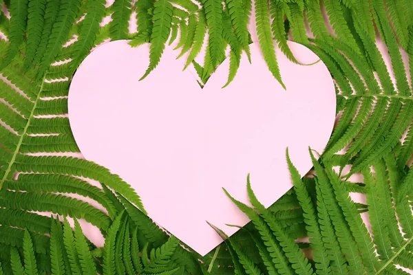 Тропический Фотомакет Пустое Пространство Виде Сердца Фоне Зеленых Листьев — стоковое фото