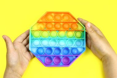 Çocuk elleri renkli pop müziğiyle oynuyor.