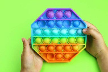 Çocuk elleri renkli pop müziğiyle oynuyor.