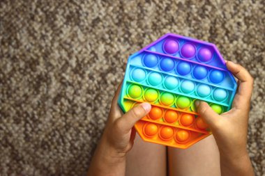 Çocuk evde oyuncak oynuyor.