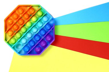 Gökkuşağı, parlak renkli bir arka planda stres önleyici bir baloncuk