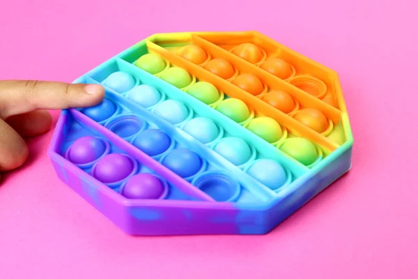 Mãos Criança Brincando Com Pop Colorido — Fotografia de Stock