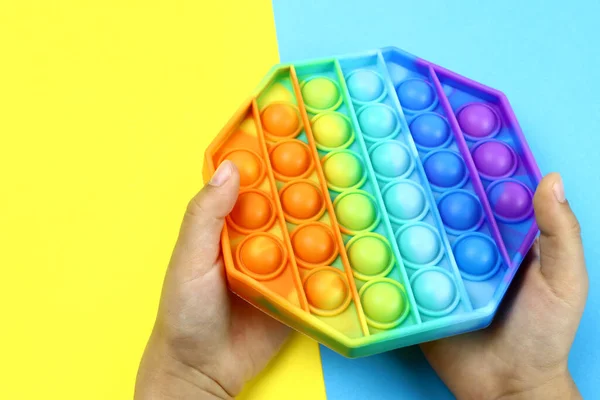 Crianças Mãos Brincando Com Arco Íris Pop Fundo Colorido — Fotografia de Stock