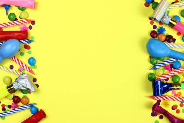 Doğum günü tatili geçmişi, sarı arka planda dekor. Şenlikli bir model..