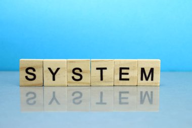 Mavi arkaplandaki tahta bloklardan oluşan sistem sözcüğü