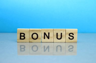 Mavi arka planda tahta bloklardan oluşan bonus kelime