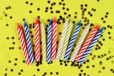 Doğum günü dekorlu şenlikli bir arka plan. Mumlar ve konfetiler.