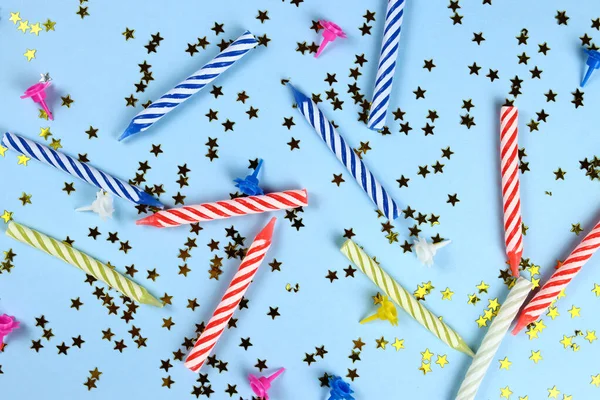 Fundo Aniversário Com Velas Coloridas Estrelas Brilhantes Fundo Azul Mockup — Fotografia de Stock