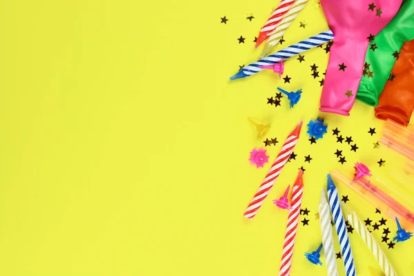 Fundo Festivo Com Decoração Aniversário Velas Balões Confetes — Fotografia de Stock