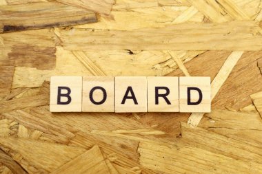 Tahta tahta harflerden yapılmış.