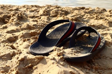 Kumsalda parmak arası terlik. Yaz tatili kavramı