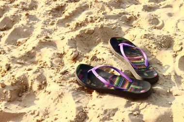 Kumsalda parmak arası terlik. Yaz tatili kavramı