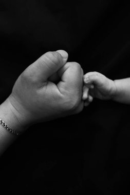 Baba el ele tutuşuyor, siyah ve beyaz.