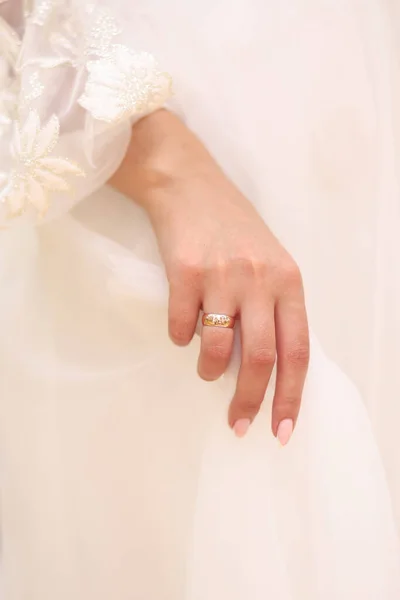 花嫁の手に指輪を 結婚式日 — ストック写真