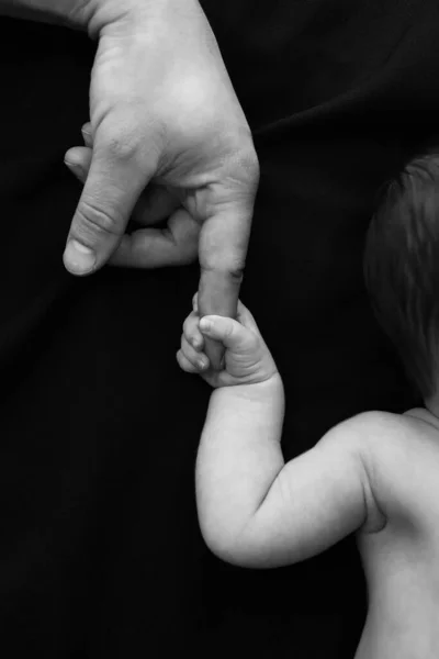 아이는 아버지의 손가락을 있습니다 흑백으로 — 스톡 사진