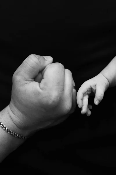 Отец Протягивает Руку Ребенку Черно Белому — стоковое фото