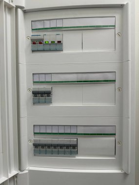 Devre kesici ve koruyucu cihazları olan elektrik dağıtım panosu