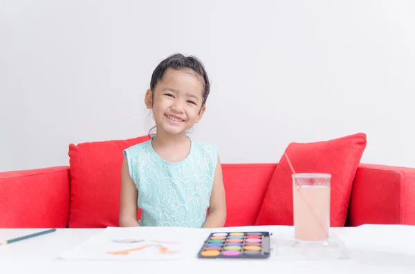 Linda asiática niña sonrisa y jugar acuarela —  Fotos de Stock