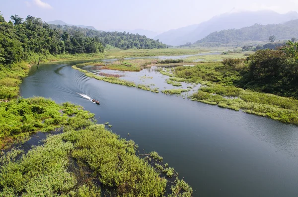 Vista paisagem de rio montanha e barco — Fotografia de Stock