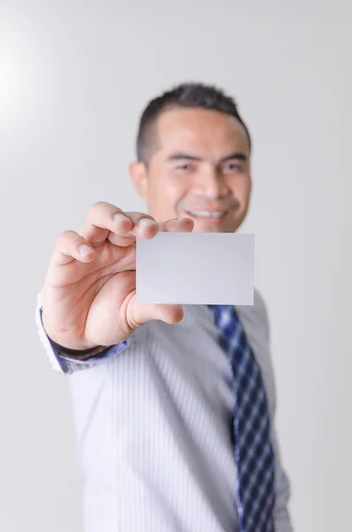事業名カード選択のフォーカスを示すアジア ビジネスの男性を笑顔します。 — ストック写真