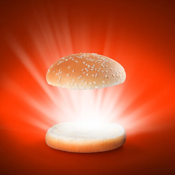 Ray bir kırmızı arka plan boş boşluk ile açık burger topuz — Stok fotoğraf