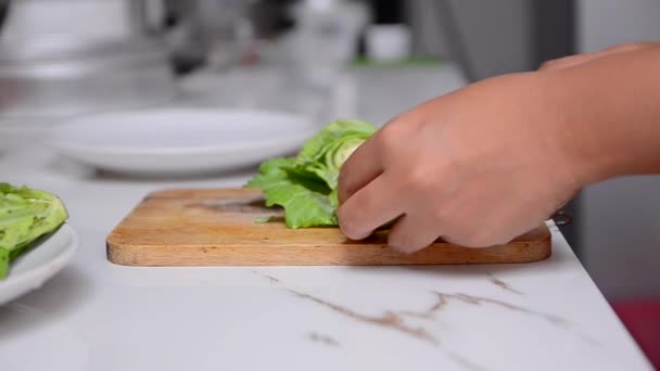 Close-up en dolly schuifregelaar neergeschoten vrouw hand snijden groene groente op witte tafel Hd 1920 x 1080 — Stockvideo