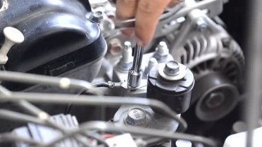 İngiliz anahtarı tornavida ile adamın elini