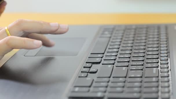 Fechar e boneca deslizante mão mulher usando computador portátil e telefone inteligente — Vídeo de Stock
